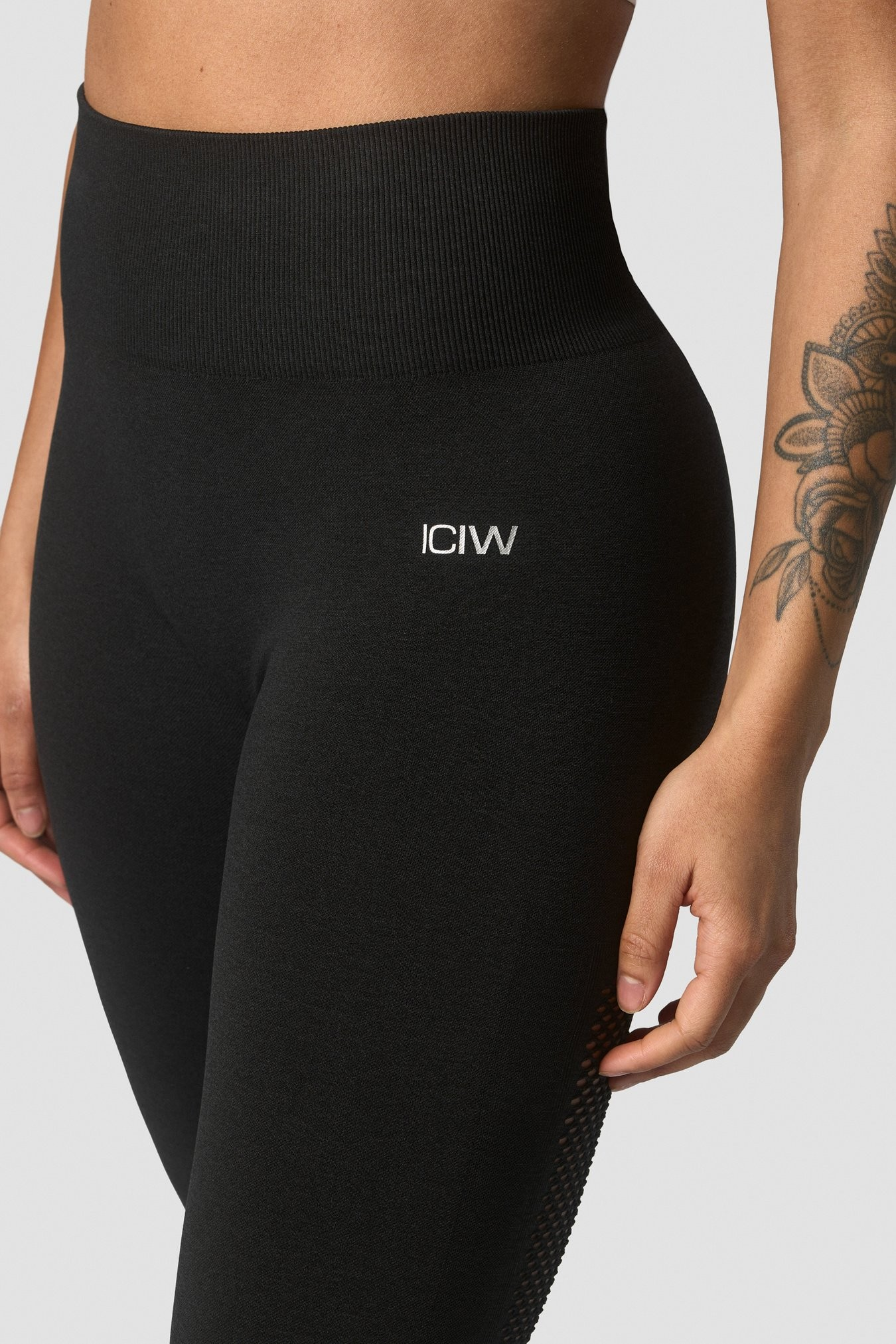ICANIWILL Queen Mesh Tights, UUTUUS!